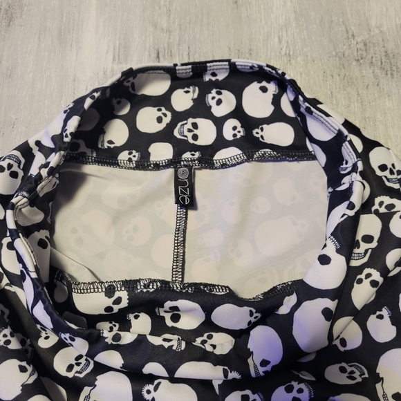 Onzie Skull Patterned Cropped Leggings - Picture 3 of 4